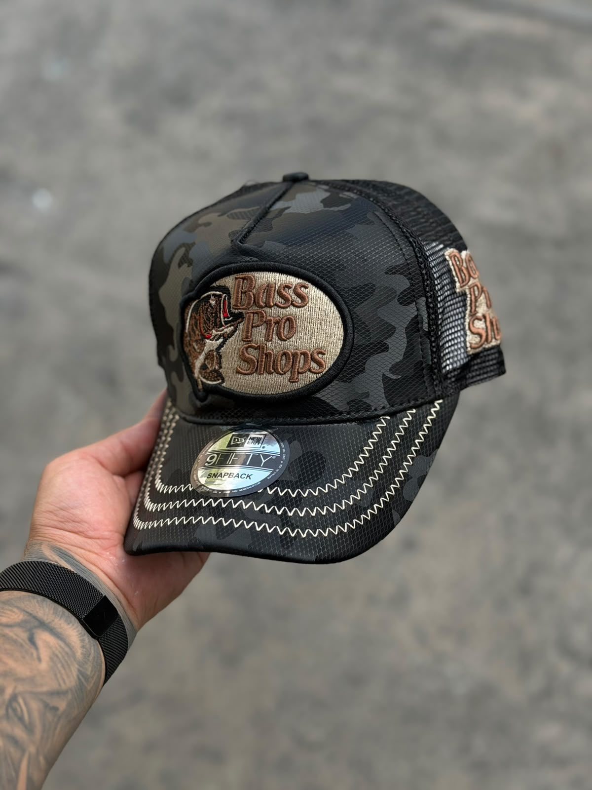 Gorra Bass Pro Shop Camuflaje Oscuro Parche Bronce